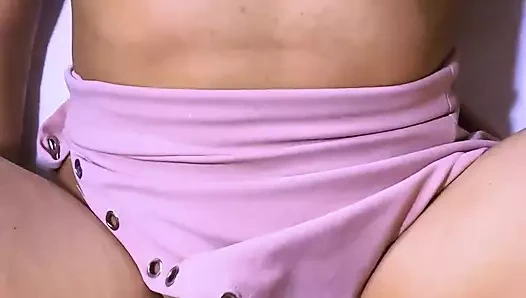 Baştan çıkarma ve arzu oyunu içinde, onu dairenin her köşesini keşfetmeye davet etti ve ona durmamalarını söyledi