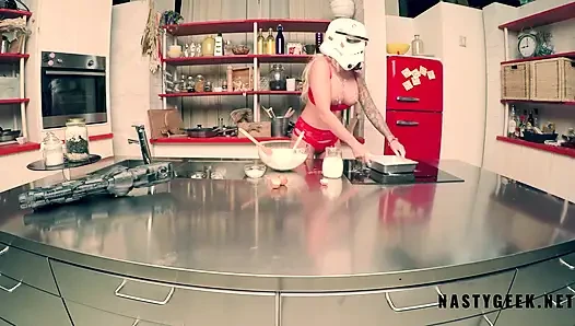 Stormtropper jarushka amcığını büyük dildoyla sikiyor ve fışkırtıyor