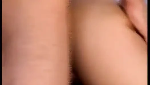 Almanya'dan sevimli genç kız sıkı amcığını sikiyor