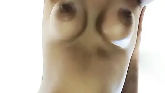 Göğüslerin nasıl dans olduğuna bak