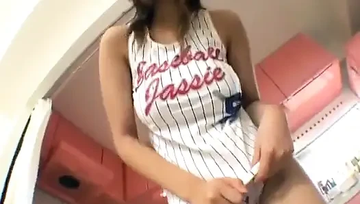 Bu genç kızın büyük göğüsleri zıplıyor