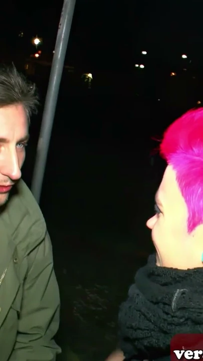 Kısa pembe saçlı Alman karısı sokakta sikiliyor | Bölüm 1