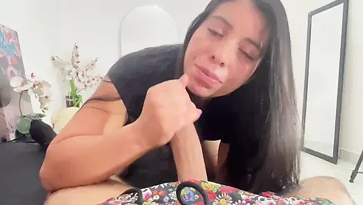 Latin kadın üvey kız kardeşi evden uzaktayken kayınbiraderi baştan çıkarıyor ve onu edepsizce sikiyor