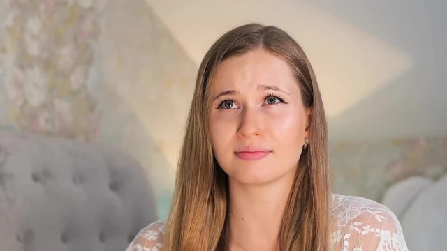 Beyaz elbiseli bir güzellik vibratörle mastürbasyon yapıyor