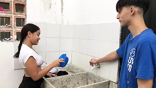 Büyük götlü üvey kız kardeşimi sütle dolduruyorum - içime süt istediğini söyledi