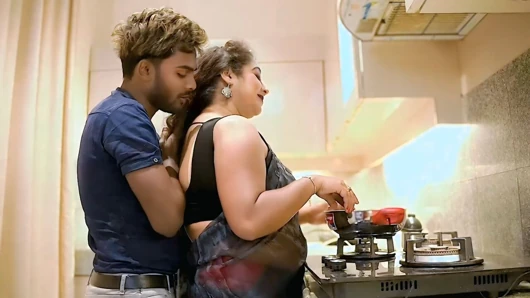 Sauteli maa ko kitchen me aake piche se pel diya