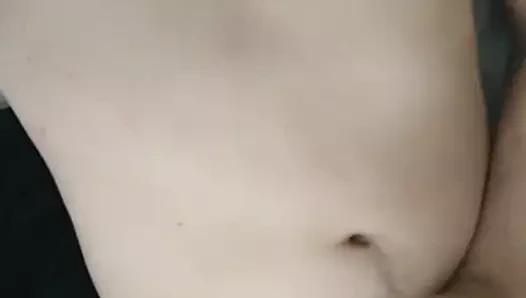 Gömleksiz twink meme uçlarını ovuyor, gerizekalı ve boşalıyor!!!