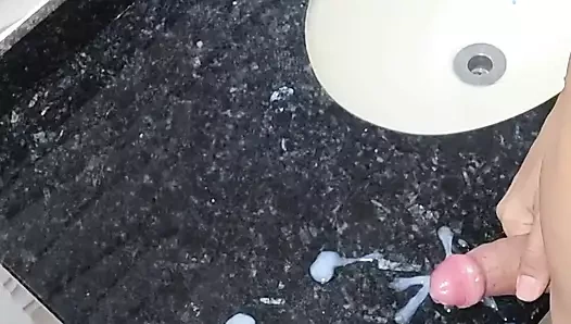 Travesti eğitimden önce banyoda arkadaşıyla dalga geçiyor!