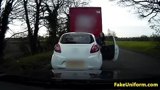 Polis pussyfucks genç kız yol kenarında tehlikede