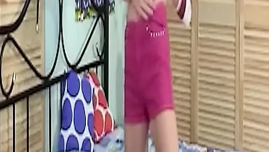 Esmer kadın ıslak amcığını parmaklıyor ve geniş açıyor