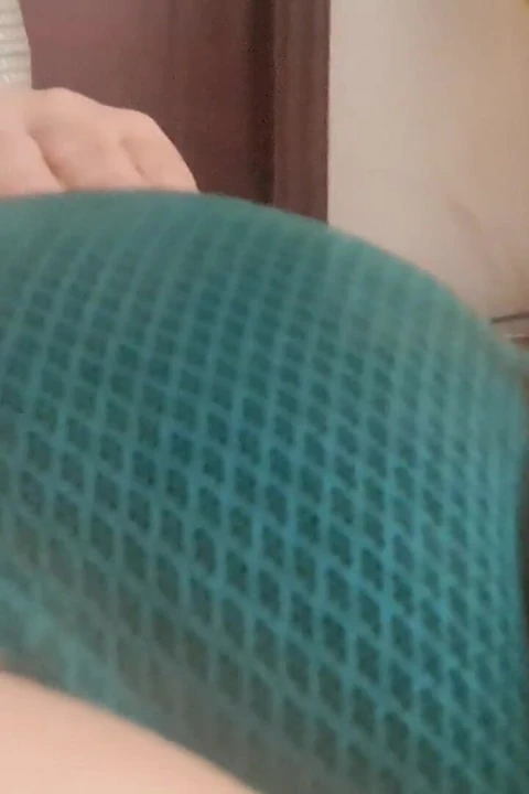 Külotlu orta yaşlı seksi kadın parmaklarını kirli amına sokuyor