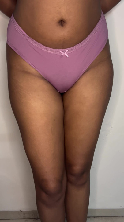 Seksi yenge büyük göğüslerini gösteriyor