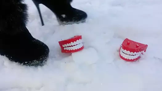 Kış aşkı: Bayan seksi siyah çizmelerle dişleri eziyorum.