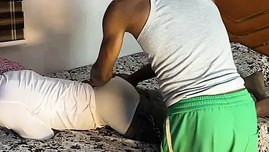 Eski zaman arkadaşım ziyarete geliyor ve bu sonunda beni yiyip bitiriyor