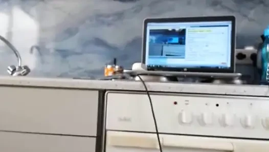 Seksi dea canlı yayında twerk yapıyor