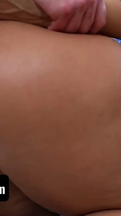 Analmom - anal orta yaşlı seksi sürtük kocası tarafından ayağa kaldırılıyor göt deliğini dolduracak genç bir adam buluyor | Klip 2