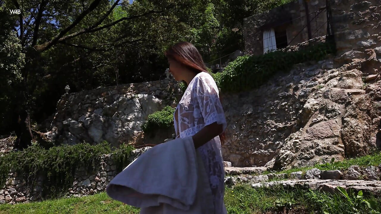 Lezbiyen dizimizden başka bir ateşli video, bu kez seksi Ukraynalı ikili Alissa ve Ellie ile.