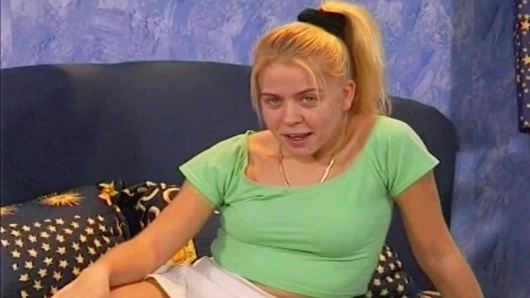 Çarpıcı bir Alman genç kız seksi vücuduna sıcak ödülünü alıyor