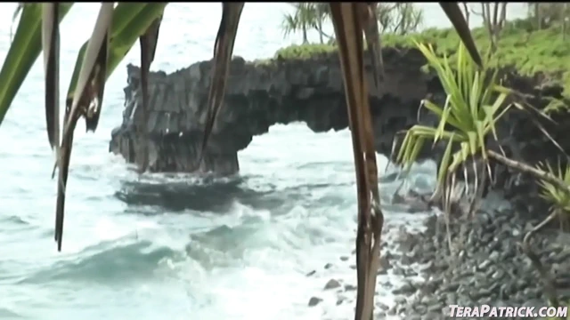 Tera Patrick ve Nikki Benz ile ateşli lezbiyen seks plajda amcık yiyor