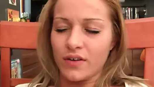 Sevimli sarışın yayılır bacaklar için sıcak oral eylem ve sikme