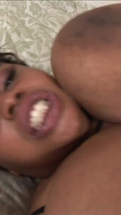 Duygusal an "Şişman abanoz orospu içinde ağ kadın iç çamaşırı ile dev doğal memeler"