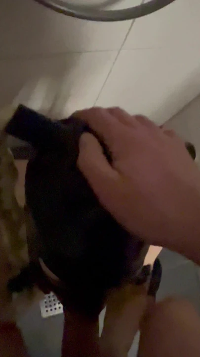 Lateks maskemi giyerken boğazım sikiliyor