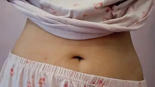 Gel de pembe göğüslerimle oynayalım
