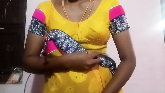 Tamil kız lavanya striptiz göğüslerini gösteriyor