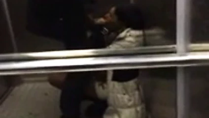 Sürtük emmek kapalı horoz içindelift