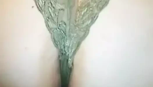 De quatro com calcinha verde e meu marido me alisa