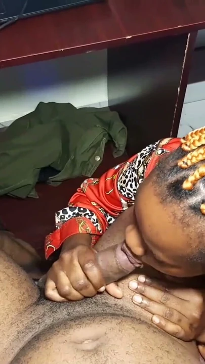 VAY BE! Ne Kocaman Sik! Ladygold Africa, Nijeryalı Porno Videosu Düzenlerken Krissyjoh'un Büyük Sikini Sikiyor | Bölüm 2