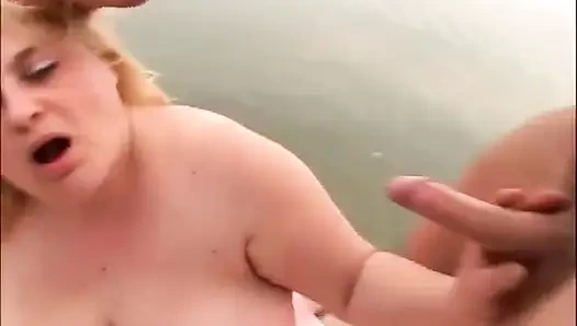 Sarışın şişman plajda sikişiyor