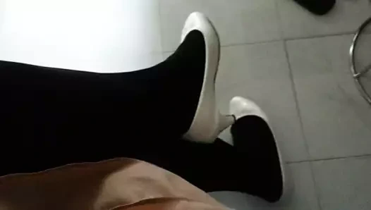 Siyah külotlu çorap teaser 27 ile beyaz patent pompaları