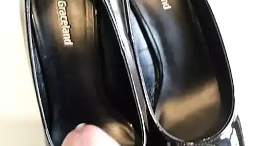 Siyah yüksek topuklu ayakkabı içinde boşalmak
