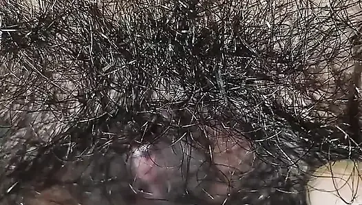 Ateşli kıllı olgun amcığını parmaklıyor