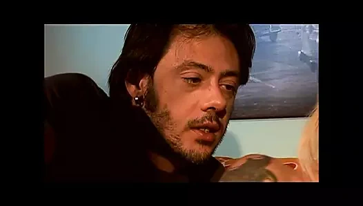 Edepsiz sarışın orta yaşlı seksi kadının kıllı amcığı