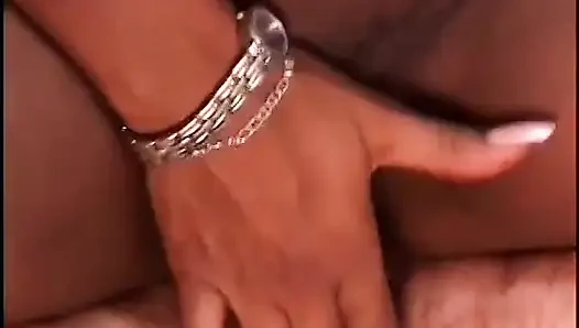 Tatlı zenci kız okyanus kenarında soyunuyor