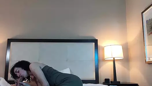 Büyük götlü ateşli minyon kadın yarak emiyor