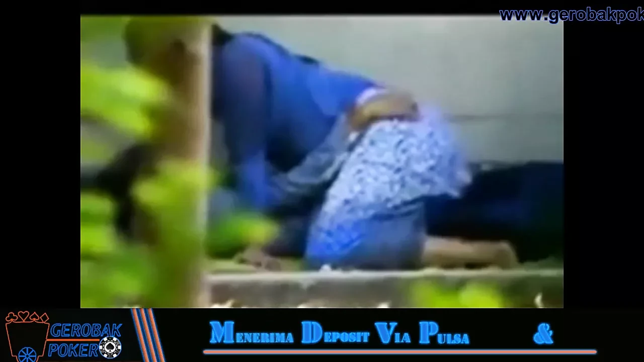 Pembantu dan Supir Bercinta di Samping Rumah.