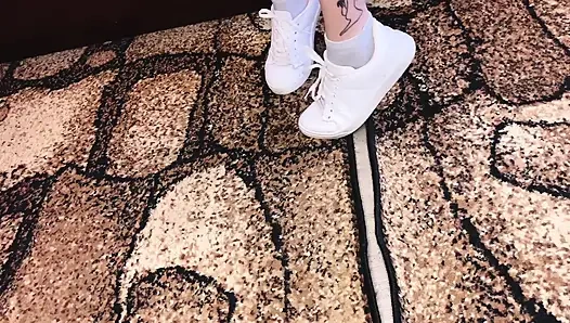 Ayak fetişi spor ayakkabı çoraplı ve çıplak ayaklar /sfw