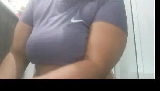 Orta yaşlı seksi kadın evde yalnızken büyük sulu amına mastürbasyon yapıyor