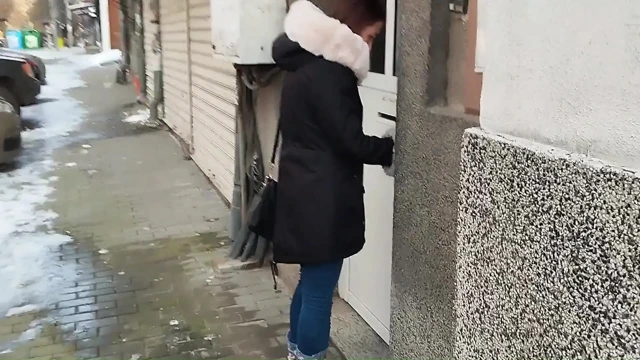 Komşu orta yaşlı seksi kadının yardıma ihtiyacı var ve fışkırtarak orgazm oluyor