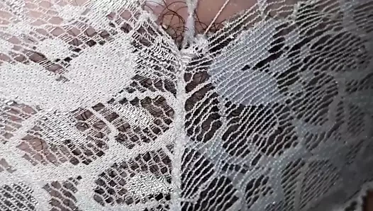 Tocandome el clitoris y mis pezones