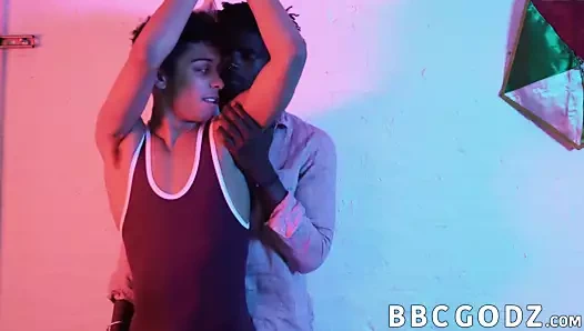 Abanoz damızlık bağları bir sevimli homo yukarı önce beceriyor onun kıçını ham