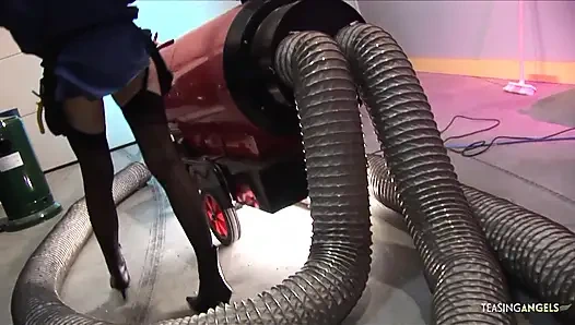 Sarışın tamirci büyük yaraklı müşterisinin taze tıraşlı amını yakından denetlemesine izin veriyor