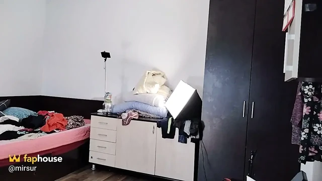 Seksi latin deniyor ve kıyafetlerini kesiyor