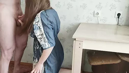 Karınlı hamile orta yaşlı seksi kadından sabah saksosu