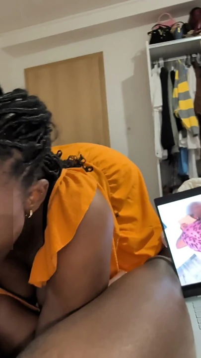 Üvey annem beni porno izlerken yakaladı. Ateşli dölümü ağzına aldı.