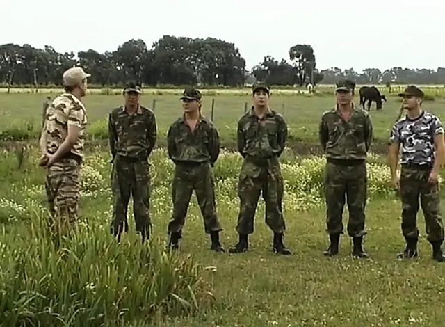 Askeri eşcinseller açık havada grup seks ihtiyaçlarını karşılıyor