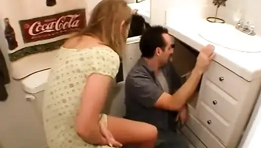 Tesisatçı Brooke'un içine boru döşedi